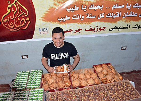 مسيحي يوزع وجبات افطار بسوهاج