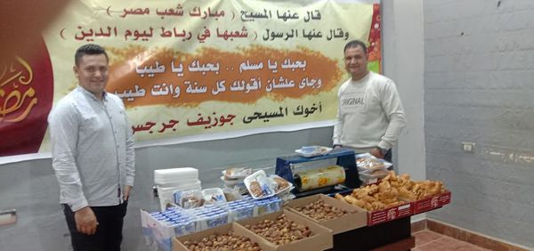 مسيحي يوزع وجبات افطار رمضن بالشارع بسوهاج
