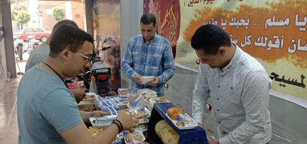 مسيحي يوزع وجبات افطار رمضن بالشارع بسوهاج