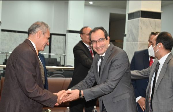 رئيس جامعة الفيوم أثناء استقبال نواب رؤساء الجامعات المصرية