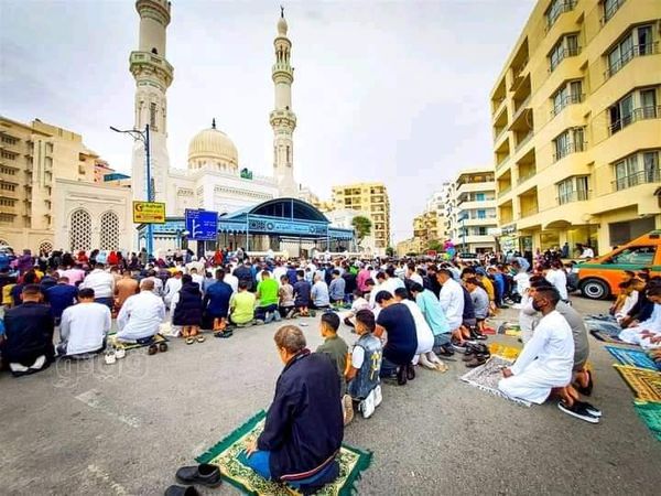 أجواء شتوية في عيد الفطر وتوزيع كعك و٣ آلاف بالونة وهدايا علي الاطفال بساحات المساجد بمطروح 