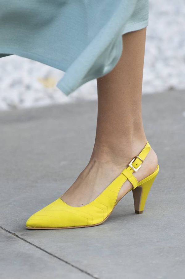 أحذية باللون الأصفر 