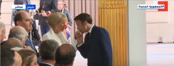 تقبيل الرئيس الفرنسي لزوجته