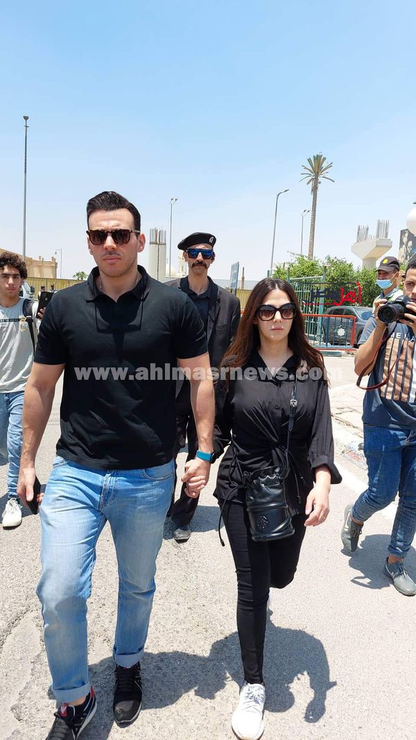 دينا سمير غانم وزوجها رامي رضوان في جنازة سمير صبري