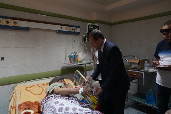 رئيس جامعة سوهاج يوزع كعك العيد على المرضى