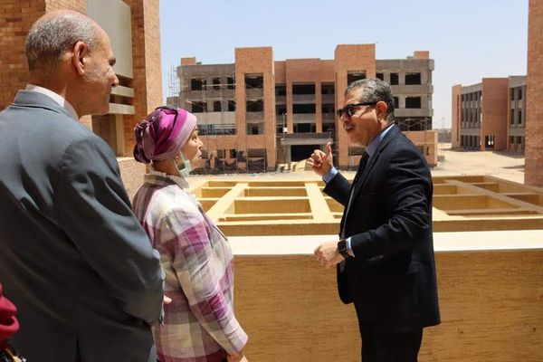 رئيس جامعة مطروح يتفقد مباني الحرم الجامعي الجديد بالكيلو ٩