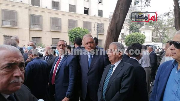 وزير الخارجية وعمرو موسى أثناء تشييع جثمان صلاح منتصر من عمر مكرم