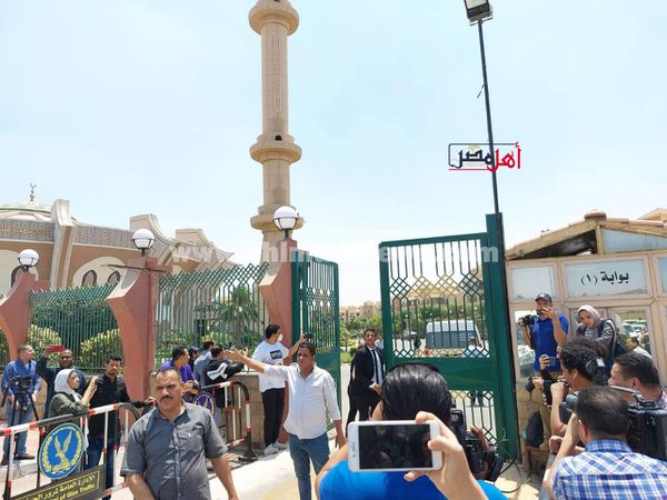  وصول جثمان سمير صبري إلى مسجد الشرطة