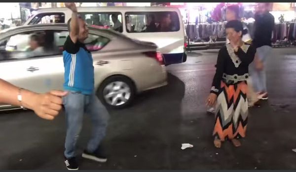 مريضة نفسية ترقص فى شوارع بورسعيد