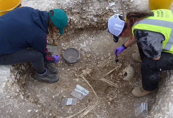 تفاصيل العثور على رفات خمسة أشخاص عمرهم 2000 عام
