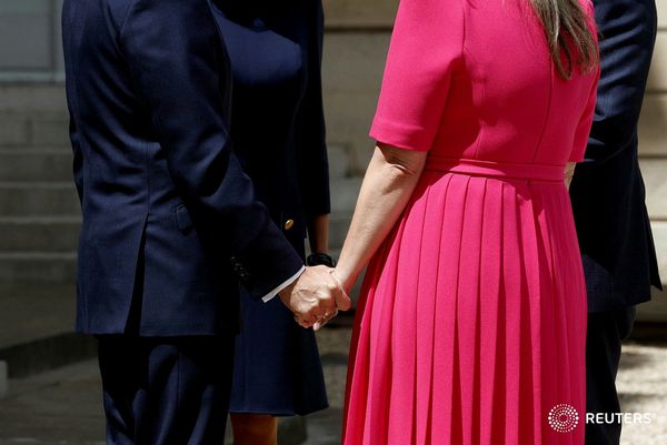 رئيس وزراء استراليا يمسك بيد زوجته في الاليزيه