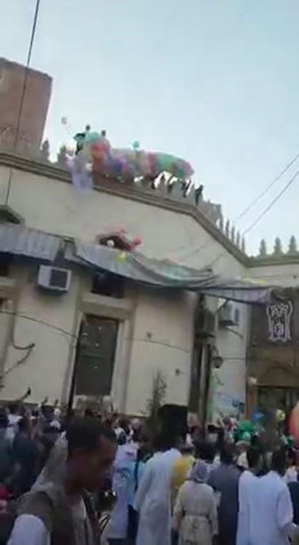 سقوط شاب من اعلى المسجد اثناء القاء بالونات على المصلين