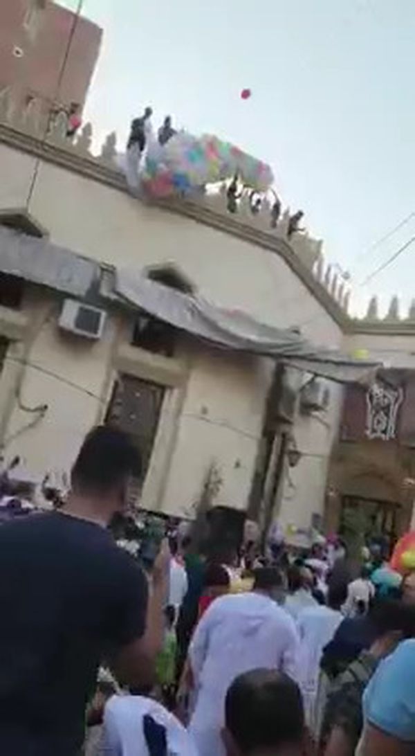 سقوط شاب من اعلى المسجد اثناء القاء بالونات على المصلين