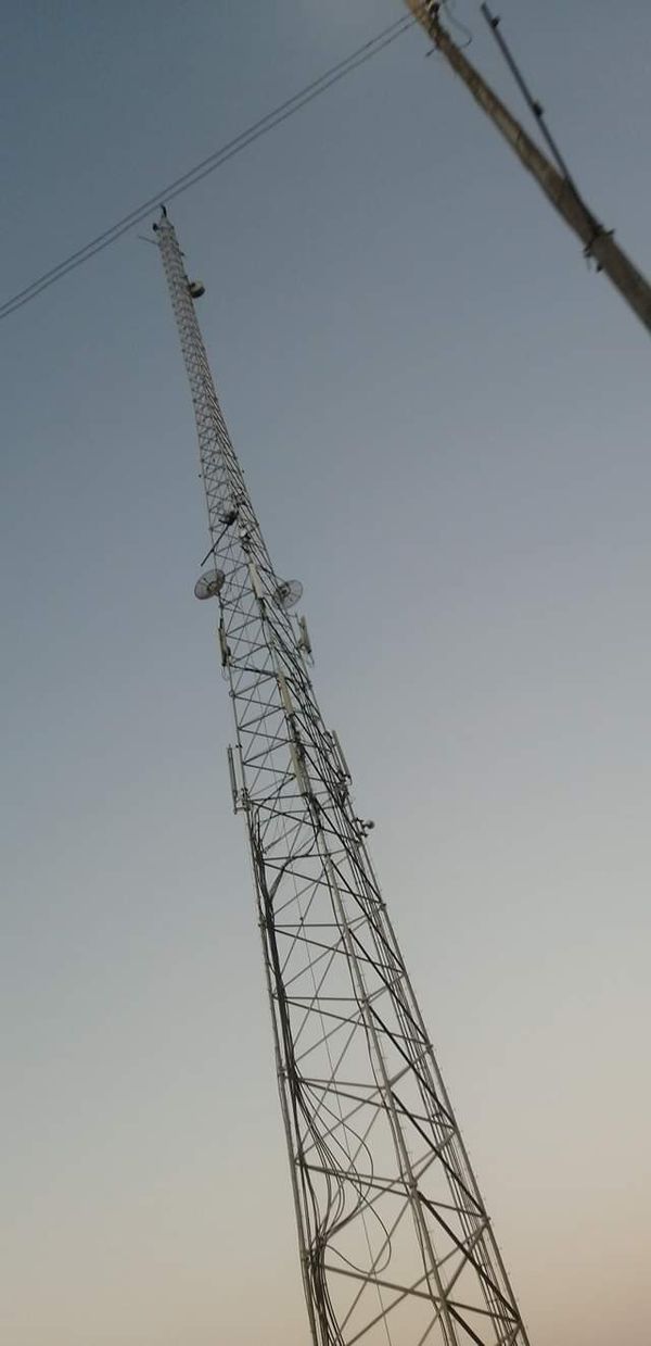 شاب يحاول الانتحار أعلى برج شبكة الاتصالات 