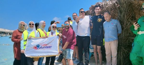 شباب يالا تطوع ينظم حملة نظافة علي شاطئ روميل بالتعاون مع مدينة مرسي مطروح