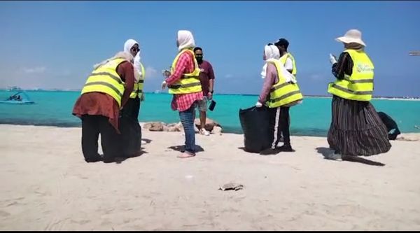 شباب يالا تطوع ينظم حملة نظافة علي شاطئ روميل بالتعاون مع مدينة مرسي مطروح