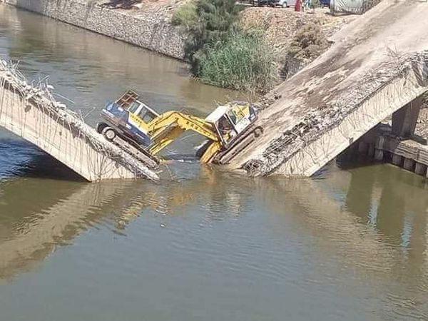 انهيار كوبري التفتيش البحري وسقوطه بالمعدات بالبحيرة 