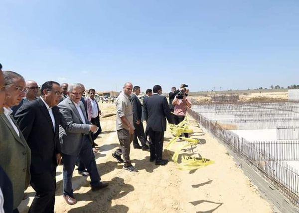 جانب من زيارة رئيس الوزراء لمحطة مياه العزب