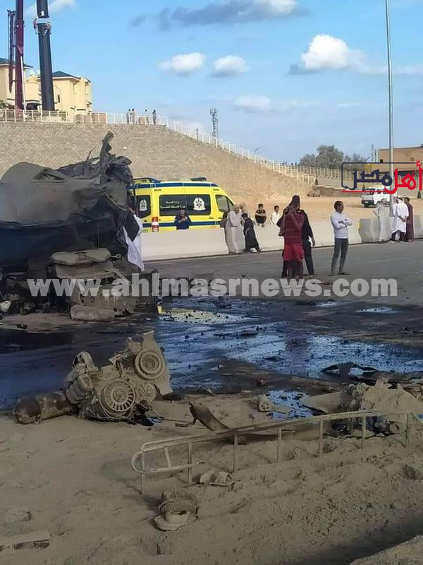 الصور الأولية لسقوط سيارة خرساني من كوبري 4 بطريق مطروح الإسكندرية 