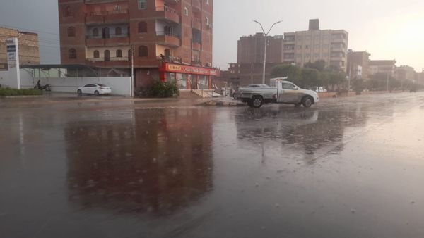 جانب من تساقط الأمطار ببعض الشوارع 