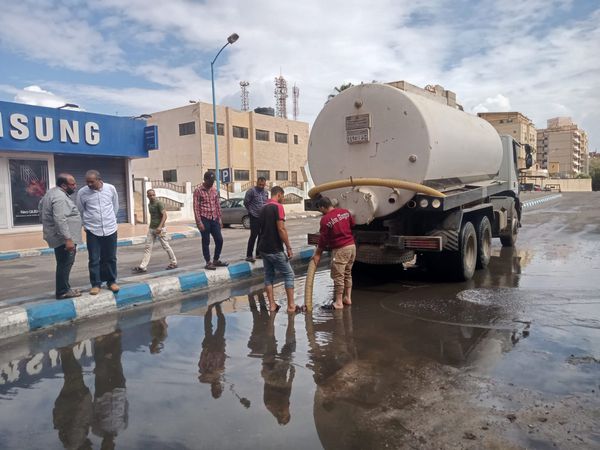 فرق الطوارئ ترفع تجمعات مياه الامطار بالطريق الدولي بمطروح    