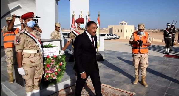 محافظ مطروح وقائد المنطقة الغربية العسكرية يضعان إكليل من الزهور بمناسبة 6 أكتوبر