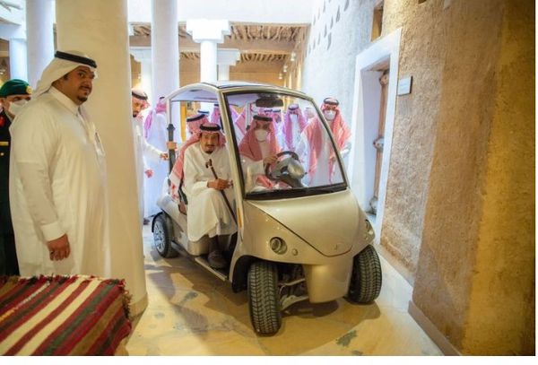بالصور.. الملك سلمان يزور مكان ميلاد السعودية