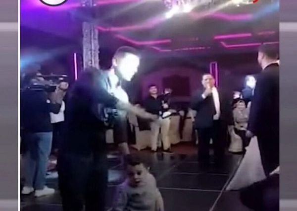 أب يطلق زوجته في حفل زفاف ابنته
