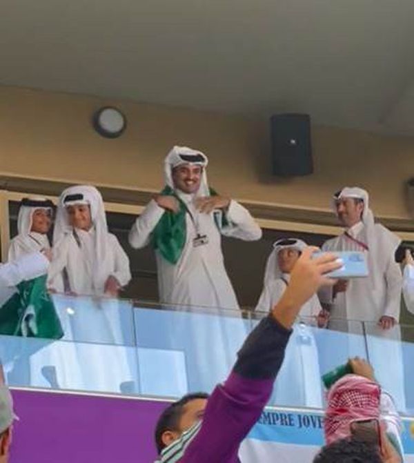 أمير قطر يرفع علم السعودية في مدرجات ستاد لوسيل 