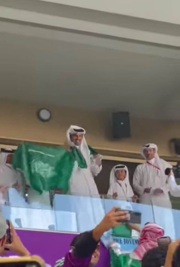 أمير قطر يرفع علم السعودية في مدرجات ستاد لوسيل (صور)