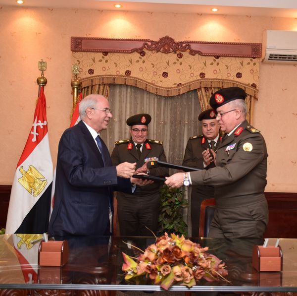 القوات المسلحة توقع عقد تعاون مشترك مع الشركة المصرية للأقمار الصناعية 