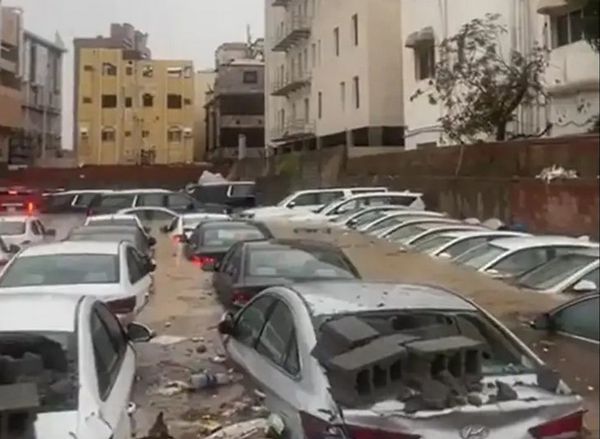 تلف السيارات بسبب السيول في جدة 