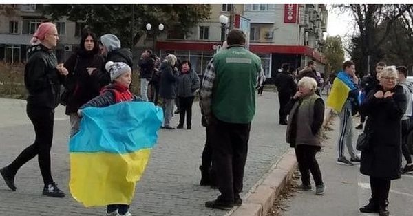 سكان اوكرانيون يحتفلون بالنصر