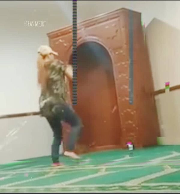 فتاة أجنبية ترقص داخل مسجد