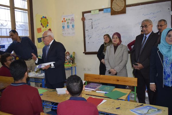 محافظ بورسعيد فى زيارة لعدد من المدارس