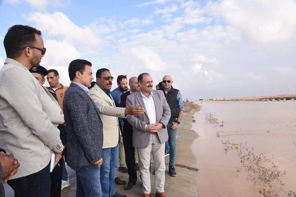 محافظ مطروح يتابع ميدانياً لرفع تجمعات مياه الأمطار بمناطق غرب المحافظة 