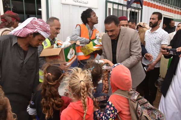 محافظ مطروح يوزيع مواد غذائية وهدايا عينية علي أهالي مدينة سيدي براني 