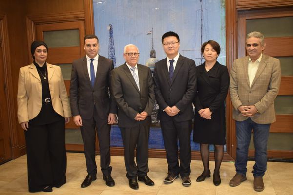 يوقع عقد مع مستثمر صيني لإقامة أكبر مشروع لتصنيع الجوارب في الشرق الأوسط