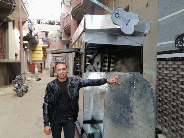 احمد رمضان كشاف اخترع أتوبيس كافتيريا ومطعم 