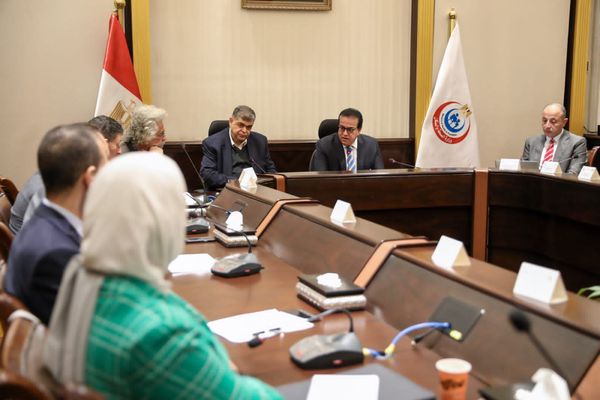 وزير الصحة خلال اجتماع مع رئيس لجنة الصحة ونقيب الأطباء