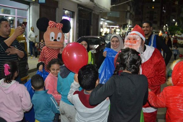 بابًا نويل يوزع الهدايا على أطفال الإسكندرية 