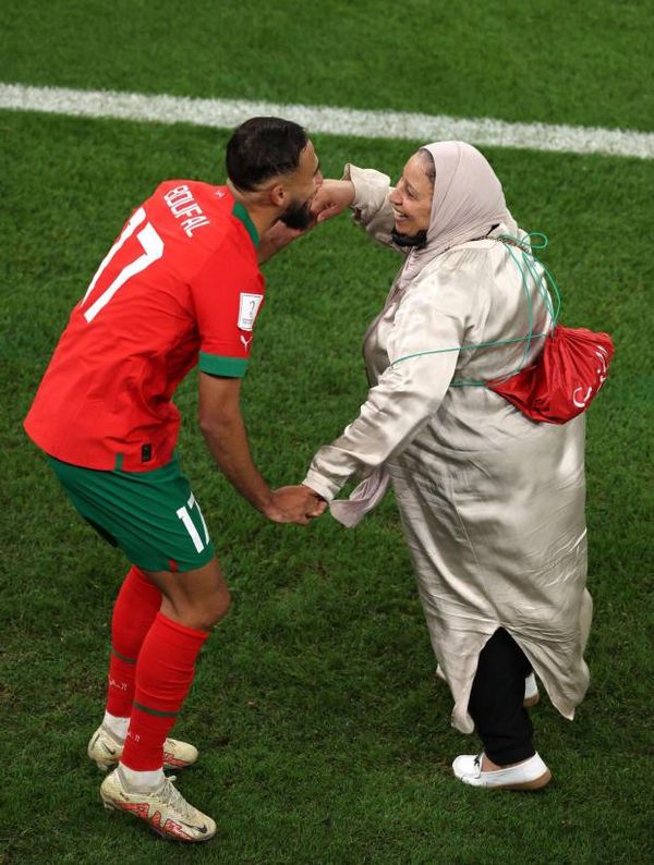 تصرف لاعبي منتخب المغرب مع أمهاتهم يُشعل السوشيال ميديا