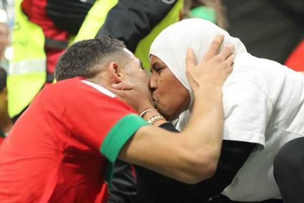 تصرف لاعبي منتخب المغرب مع أمهاتهم يُشعل السوشيال ميديا
