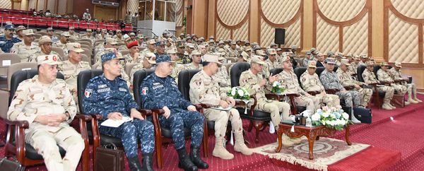  وزير الدفاع والإنتاج الحربى يشهد المرحلة الرئيسية لمشروع مراكز القيادة التعبوى (فتح - 5) 