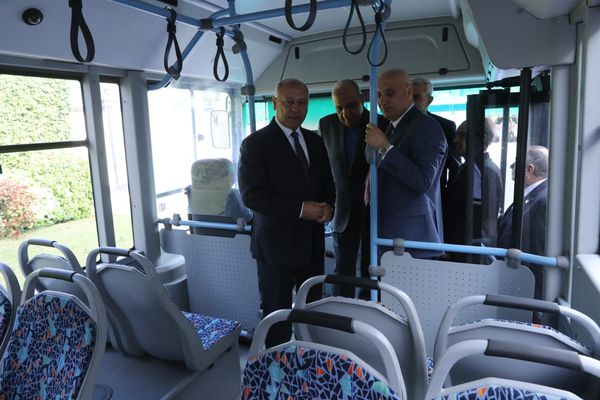 وزيرا  النقل وقطاع الاعمال العام يشهدان عقد تصنيع وشراء عدد 100 حافلة كهرباء