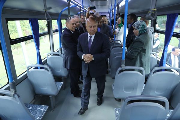 وزيرا  النقل وقطاع الاعمال العام يشهدان عقد تصنيع وشراء عدد 100 حافلة كهرباء