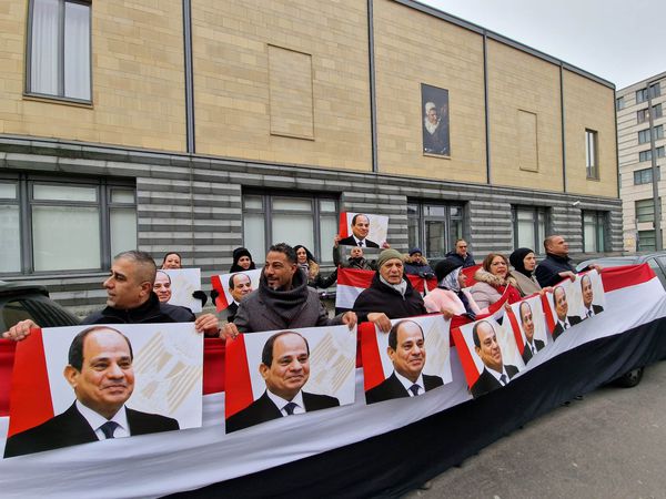 الجالية المصرية ببرلين تحتفل بعيد الشرطة بصور الرئيس السيسى وأعلام مصر
