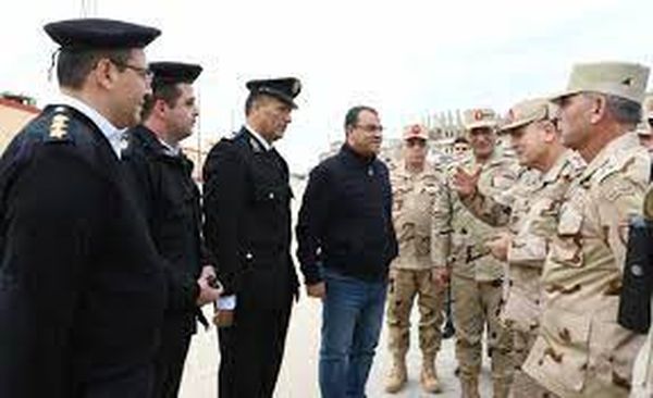 الفريق أسامة عسكر يتفقد عناصر القوات المسلحة بالمشروعات التنموية بشمال سيناء