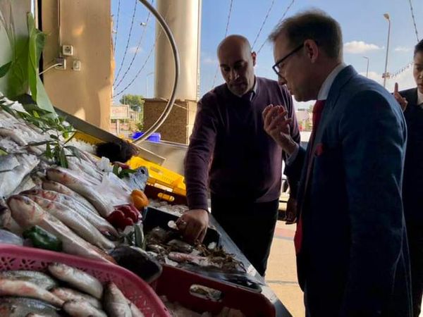 القائم بأعمال السفير الكندى  فى جولة بسوق الاسماك ببورسعيد