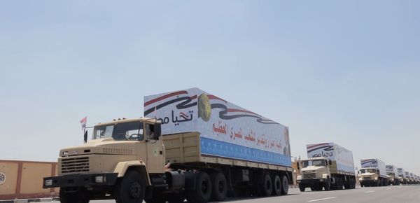 القوات المسلحة توزع مساعدات على المواطنين بالمحافظات